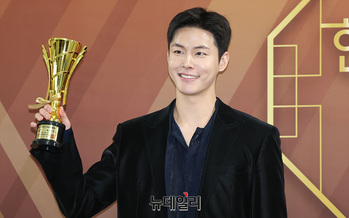 [포토] 장태오 '빛나는 트로피'