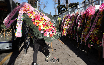 [포토] 정부청사에 다시 이어지는 한덕수 권한대행 응원화환 릴레이