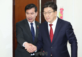 [포토] 김선호 국방장관 권한대행, 권성동 당대표 권한대행 예방