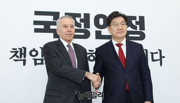 [포토] 손잡은 권성동 권한대행과 필립 골드버그 주한미국대사