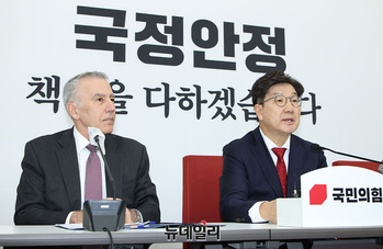 [포토] 인사말하는 권성동 권한대행