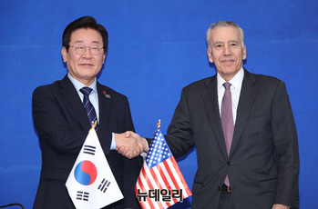 [포토] 악수 나누는 이재명 대표와 필립 골드버그 주한미국대사 