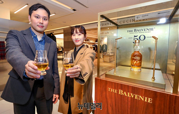 [포토] 현대백화점 "국내 단 3병 '발베니 50년 컬렉션' 만나보세요"
