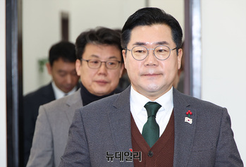 [포토] 원내대책회의 참석하는 박찬대 원내대표