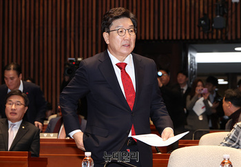 [포토] 의원총회 참석하는 권성동 권한대행 