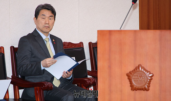 [포토] 법사위 출석한 이주호 부총리 