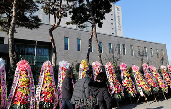 [포토] 동부구치소에 늘어선 김용현 전 장관 응원화환