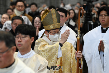 [포토] '주님 성탄 대축일' 미사 집전하는 정순택 대주교 
