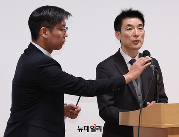 [포토] 입장 밝히는 김용현 전 장관 변호인단 