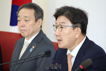 [포토] 인사말하는 권성동 권한대행 