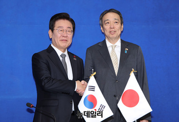 [포토] 더불어민주당 찾은 미즈시마 고이치 주한일본대사