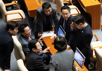 [포토] 대화 나누는 더불어민주당 의원들