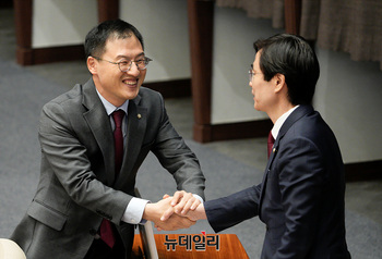 [포토] 악수 나누는 김상욱·조경태