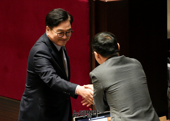 [포토] 인사 나누는 우원식 국회의장 