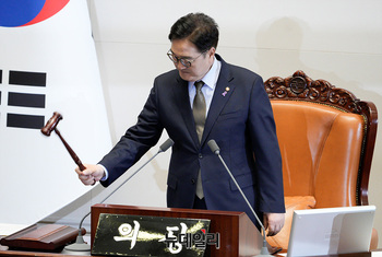 [포토] '헌법재판관 3인 선출' 가결 선포하는 우원식 국회의장 