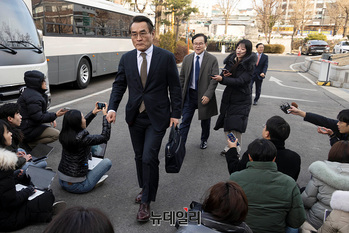 [포토] 심판정 향하는 대통령 측 법률대리인단 