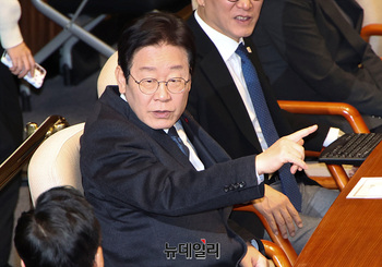 [포토] 대화 나누는 이재명 민주당 대표