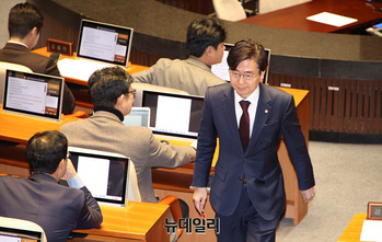 [포토] 대법관 임명동의안 투표 마친 조경태 의원