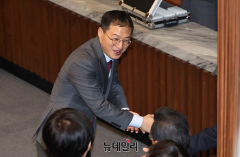 [포토] 인사 나누는 김상욱 의원