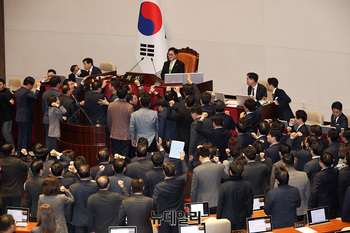 [포토] '의결 정족수 과반'에 항의하는 국민의힘 