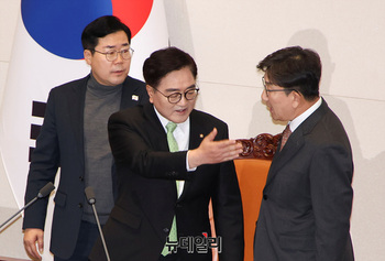 [포토] 항의하는 권성동 권한대표