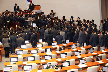 [포토] 의장석 몰린 국민의힘 의원들 
