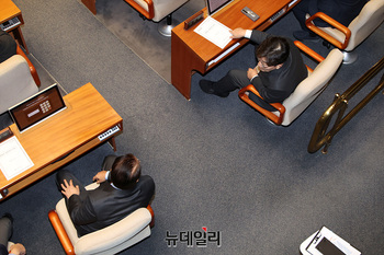 [포토] 대화 나누는 권성동·권영세