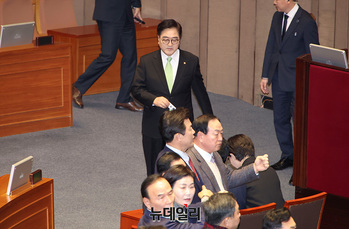 [포토] 투표하는 우원식 국회의장 