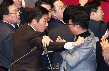[포토] 동료의원 멱살잡은 김용만 민주당 의원
