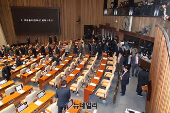 [포토] 본회의장 떠나는 국민의힘 