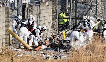 [포토] 사고현장 흩어진 '제주항공 여객기' 파편 