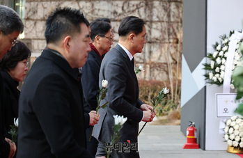 [포토] 제주항공 사고 합동분향소 조문하는 김태규 방통위원장 직무대행