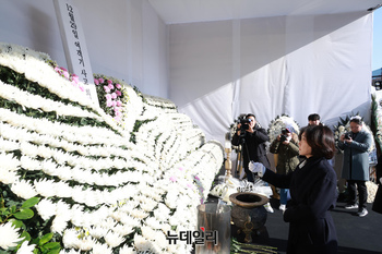 [포토] 무안공항 희생자 합동 분향소 찾은 허은아 개혁신당 대표