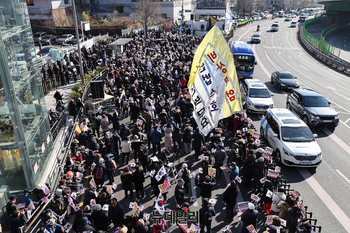 [포토] 윤석열 대통령 관저 지키는 시민들