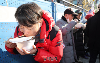 [포토] 컵라면으로 끼니 때우는 대통령 관저 지키는 시민들