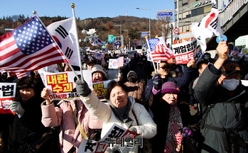 [포토] 한남동 관저에 모인 지지자들