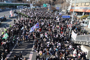 [포토] '탄핵무효' 주장하며 한남동 관저로 지지자 집결