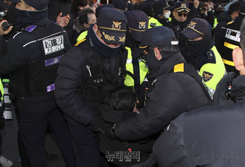 [포토] 한남동 사저 입구 강제해산에 끌려나오는 시민들