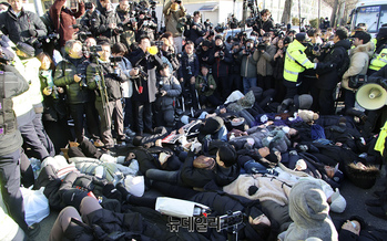 [포토] 한남동 관저 바닥에 누워 체포조 출입막는 시민들