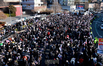 [포토] 대통령 관저 앞 가득 메운 윤 대통령 지지자들