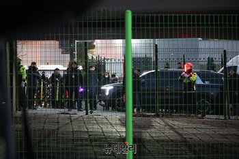 [포토] 대통령 관저 도착한 공수처 차량들