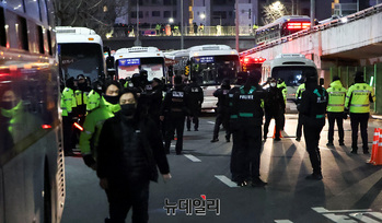 [포토] 공수처, 윤 대통령 관저 진입…경찰 2,700명 배치 