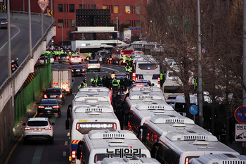 [포토] 2,700명으로 대통령 관저 둘러싼 경찰