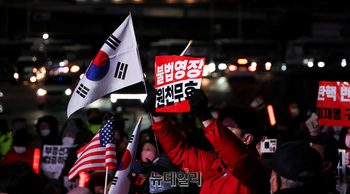 [포토] 대통령 관저 밤새우며 지키는 지지자들