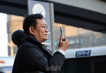 [포토] 한남동 관저서 유튜브 방송하는 송영길 전 민주당 대표