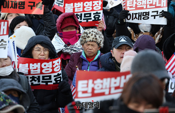 [포토] 윤 대통령 수호 밤샘 집회 이어가는 지지자들