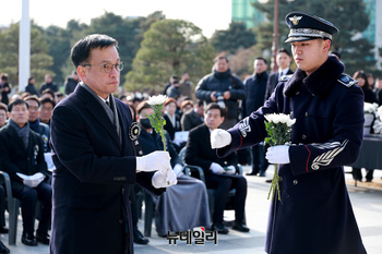 [포토] 헌화하는 최상목 대통령 권한대행