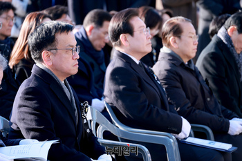 [포토] 추도식서 만난 최상목·권영세·이재명