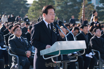 [포토] 조사 하는 이재명 더불어민주당 대표