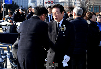 [포토] 이재명 대표와 인사하는 최상목 대통령 권한대행